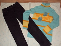 джинсы-дудочки на байке и свитер